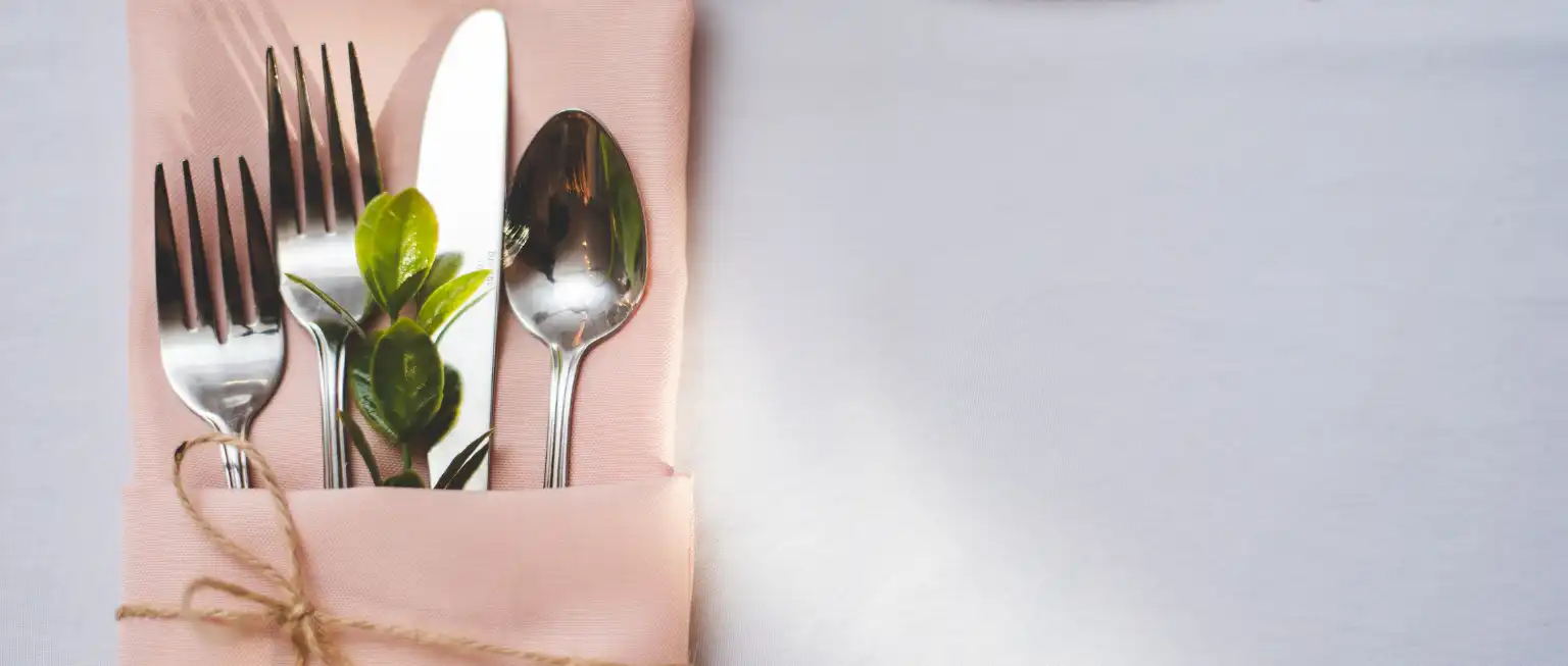 knife forks spoon napkin